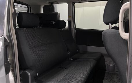 Toyota Voxy II, 2004 год, 999 000 рублей, 17 фотография