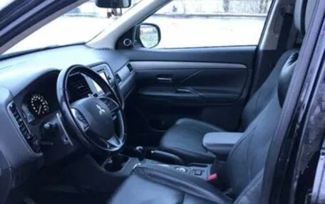 Mitsubishi Outlander III рестайлинг 3, 2014 год, 1 390 000 рублей, 3 фотография