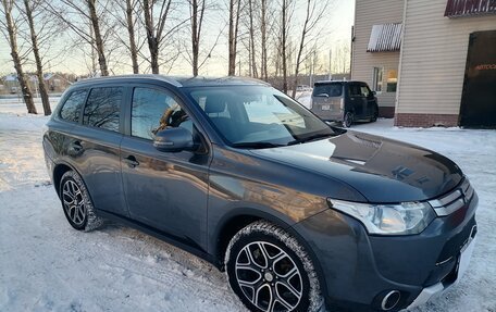 Mitsubishi Outlander III рестайлинг 3, 2014 год, 1 490 000 рублей, 3 фотография