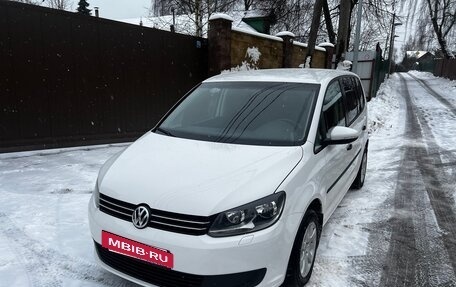 Volkswagen Touran III, 2011 год, 800 000 рублей, 2 фотография