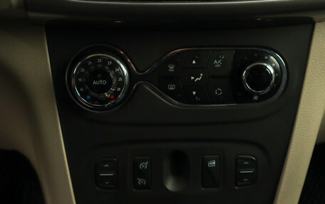 Renault Logan II, 2017 год, 969 000 рублей, 13 фотография