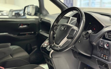 Toyota Voxy III, 2018 год, 2 360 000 рублей, 10 фотография