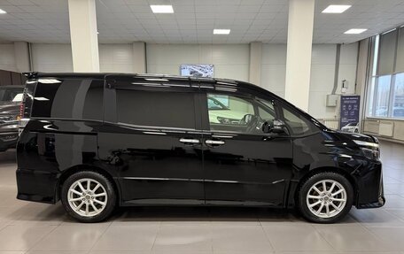 Toyota Voxy III, 2018 год, 2 360 000 рублей, 5 фотография