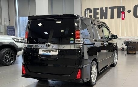 Toyota Voxy III, 2018 год, 2 360 000 рублей, 4 фотография