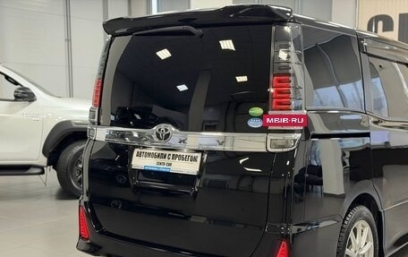 Toyota Voxy III, 2018 год, 2 360 000 рублей, 18 фотография