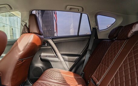 Toyota RAV4, 2015 год, 1 990 000 рублей, 13 фотография