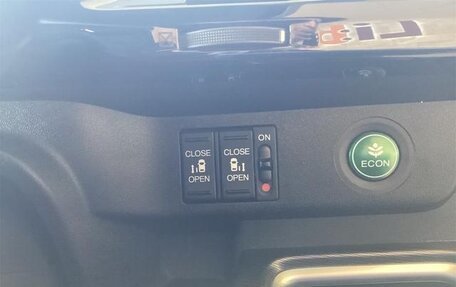 Honda Stepwgn IV, 2017 год, 1 965 000 рублей, 13 фотография