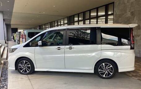 Honda Stepwgn IV, 2017 год, 1 965 000 рублей, 7 фотография