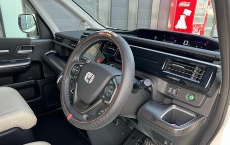 Honda Stepwgn IV, 2017 год, 1 950 000 рублей, 15 фотография