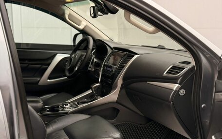 Mitsubishi Pajero Sport III рестайлинг, 2017 год, 2 140 000 рублей, 11 фотография