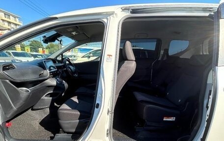 Toyota Sienta II, 2022 год, 1 300 000 рублей, 13 фотография