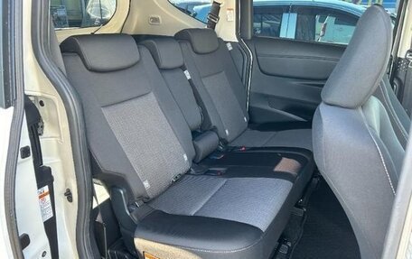 Toyota Sienta II, 2022 год, 1 300 000 рублей, 11 фотография