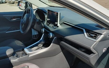 Toyota RAV4, 2021 год, 3 550 000 рублей, 6 фотография