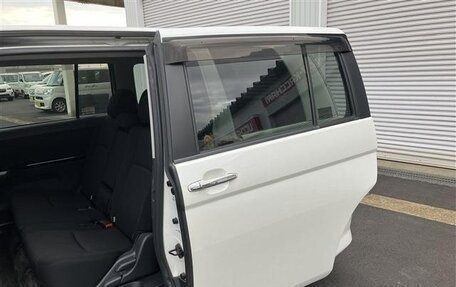 Toyota ISis I, 2012 год, 1 010 000 рублей, 24 фотография