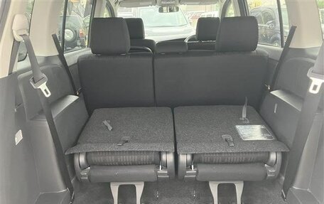 Toyota ISis I, 2012 год, 1 010 000 рублей, 38 фотография