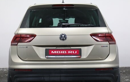 Volkswagen Tiguan II, 2018 год, 2 399 000 рублей, 5 фотография