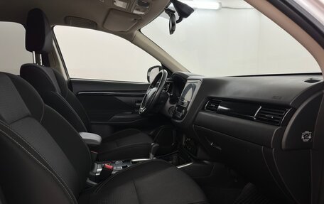 Mitsubishi Outlander III рестайлинг 3, 2019 год, 2 490 000 рублей, 10 фотография