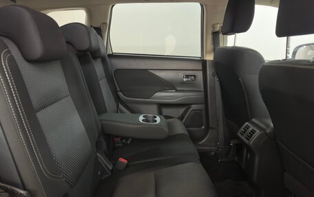 Mitsubishi Outlander III рестайлинг 3, 2019 год, 2 490 000 рублей, 11 фотография