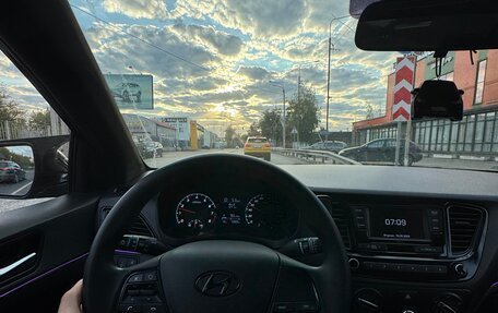 Hyundai Solaris II рестайлинг, 2022 год, 1 800 000 рублей, 21 фотография