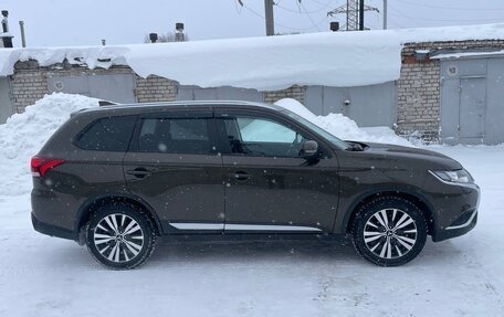 Mitsubishi Outlander III рестайлинг 3, 2019 год, 2 150 000 рублей, 6 фотография