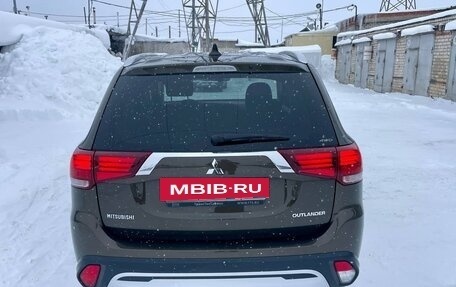 Mitsubishi Outlander III рестайлинг 3, 2019 год, 2 150 000 рублей, 5 фотография