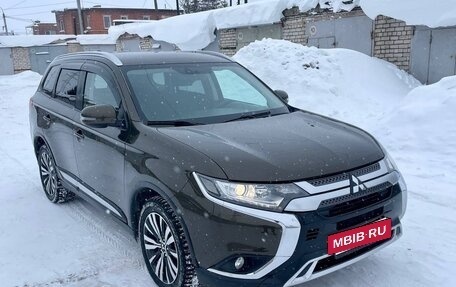 Mitsubishi Outlander III рестайлинг 3, 2019 год, 2 150 000 рублей, 2 фотография