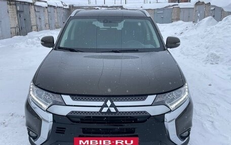 Mitsubishi Outlander III рестайлинг 3, 2019 год, 2 150 000 рублей, 7 фотография