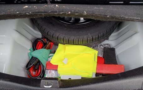 Renault Logan II, 2019 год, 900 000 рублей, 15 фотография