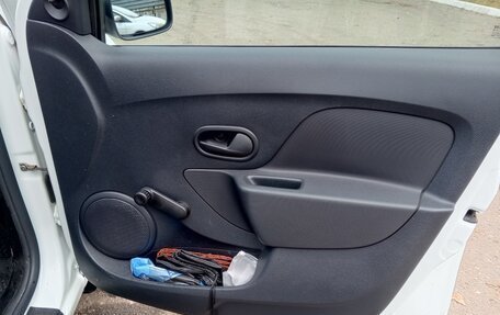 Renault Logan II, 2019 год, 900 000 рублей, 12 фотография