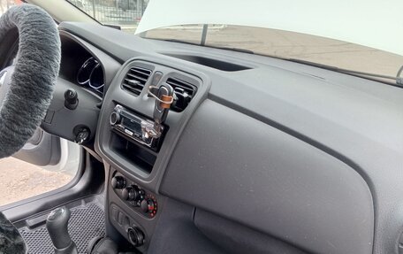 Renault Logan II, 2019 год, 900 000 рублей, 14 фотография