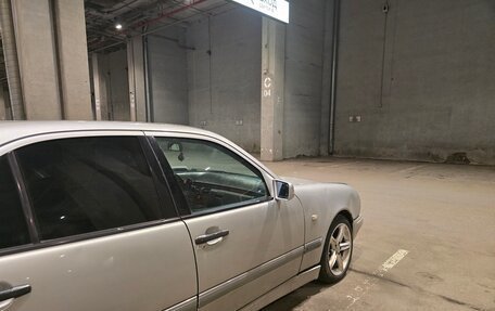 Mercedes-Benz E-Класс, 1998 год, 390 000 рублей, 3 фотография