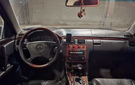 Mercedes-Benz E-Класс, 1998 год, 390 000 рублей, 6 фотография
