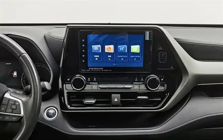 Toyota Highlander, 2023 год, 4 500 000 рублей, 10 фотография