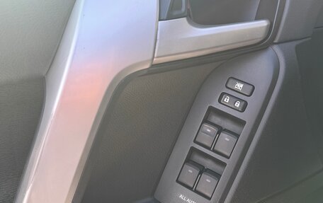 Toyota Land Cruiser Prado 150 рестайлинг 2, 2019 год, 4 990 000 рублей, 21 фотография