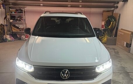 Volkswagen Tiguan II, 2021 год, 4 400 000 рублей, 2 фотография