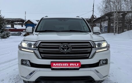 Toyota Land Cruiser 200, 2017 год, 7 490 000 рублей, 2 фотография