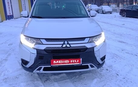 Mitsubishi Outlander III рестайлинг 3, 2020 год, 2 450 000 рублей, 1 фотография