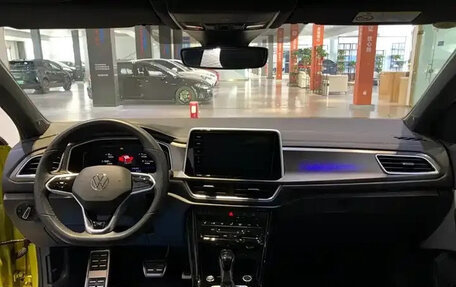 Volkswagen T-Roc I, 2023 год, 1 910 000 рублей, 5 фотография