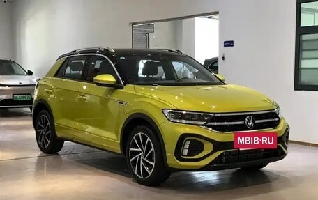 Volkswagen T-Roc I, 2023 год, 1 910 000 рублей, 2 фотография
