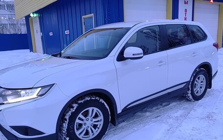 Mitsubishi Outlander III рестайлинг 3, 2020 год, 2 450 000 рублей, 2 фотография