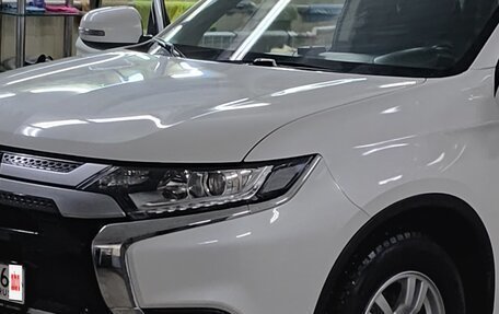 Mitsubishi Outlander III рестайлинг 3, 2020 год, 2 450 000 рублей, 7 фотография