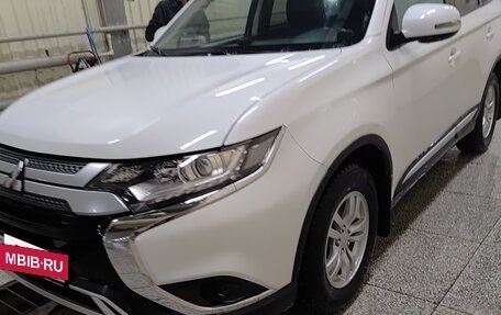 Mitsubishi Outlander III рестайлинг 3, 2020 год, 2 450 000 рублей, 8 фотография