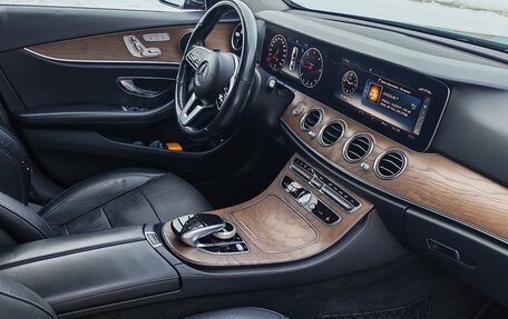 Mercedes-Benz E-Класс, 2019 год, 2 600 000 рублей, 9 фотография