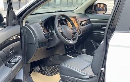 Mitsubishi Outlander III рестайлинг 3, 2022 год, 2 130 000 рублей, 10 фотография