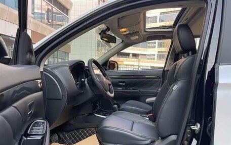 Mitsubishi Outlander III рестайлинг 3, 2022 год, 2 130 000 рублей, 11 фотография