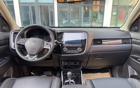 Mitsubishi Outlander III рестайлинг 3, 2022 год, 2 130 000 рублей, 13 фотография