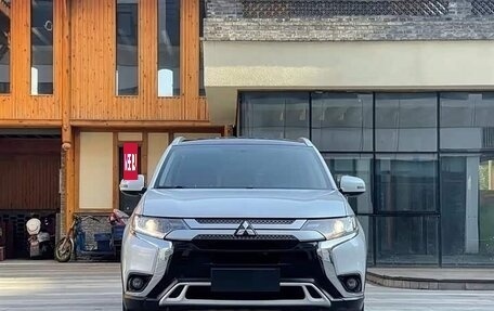 Mitsubishi Outlander III рестайлинг 3, 2022 год, 2 130 000 рублей, 2 фотография