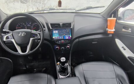 Hyundai Solaris II рестайлинг, 2012 год, 650 000 рублей, 5 фотография