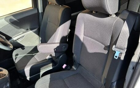 Toyota ISis I, 2012 год, 956 000 рублей, 14 фотография