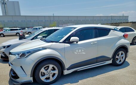 Toyota C-HR I рестайлинг, 2017 год, 2 000 000 рублей, 13 фотография